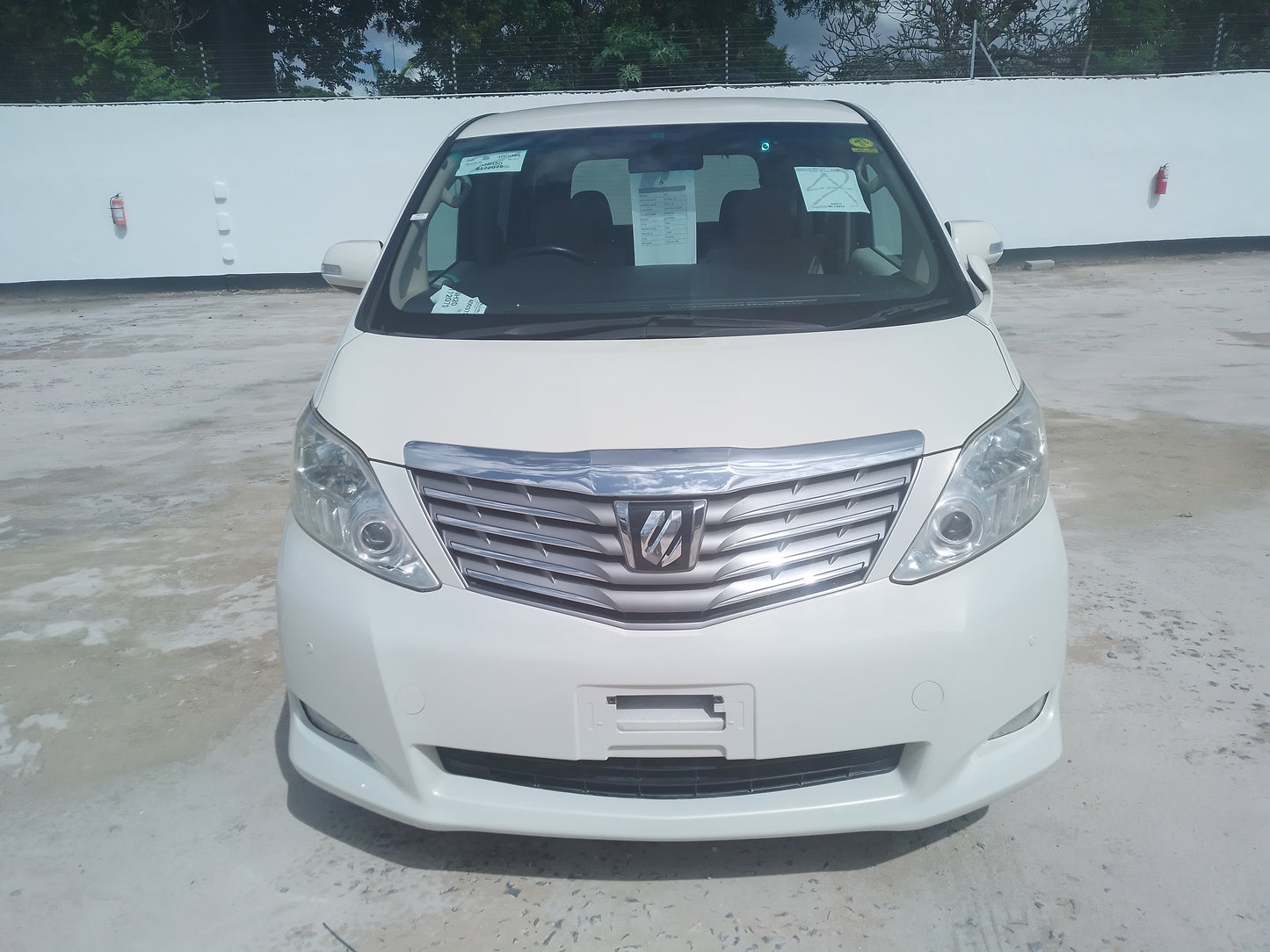 421. Toyota Alphard 240X 2011