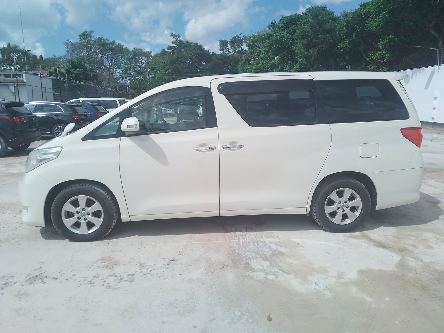 421. Toyota Alphard 240X 2011