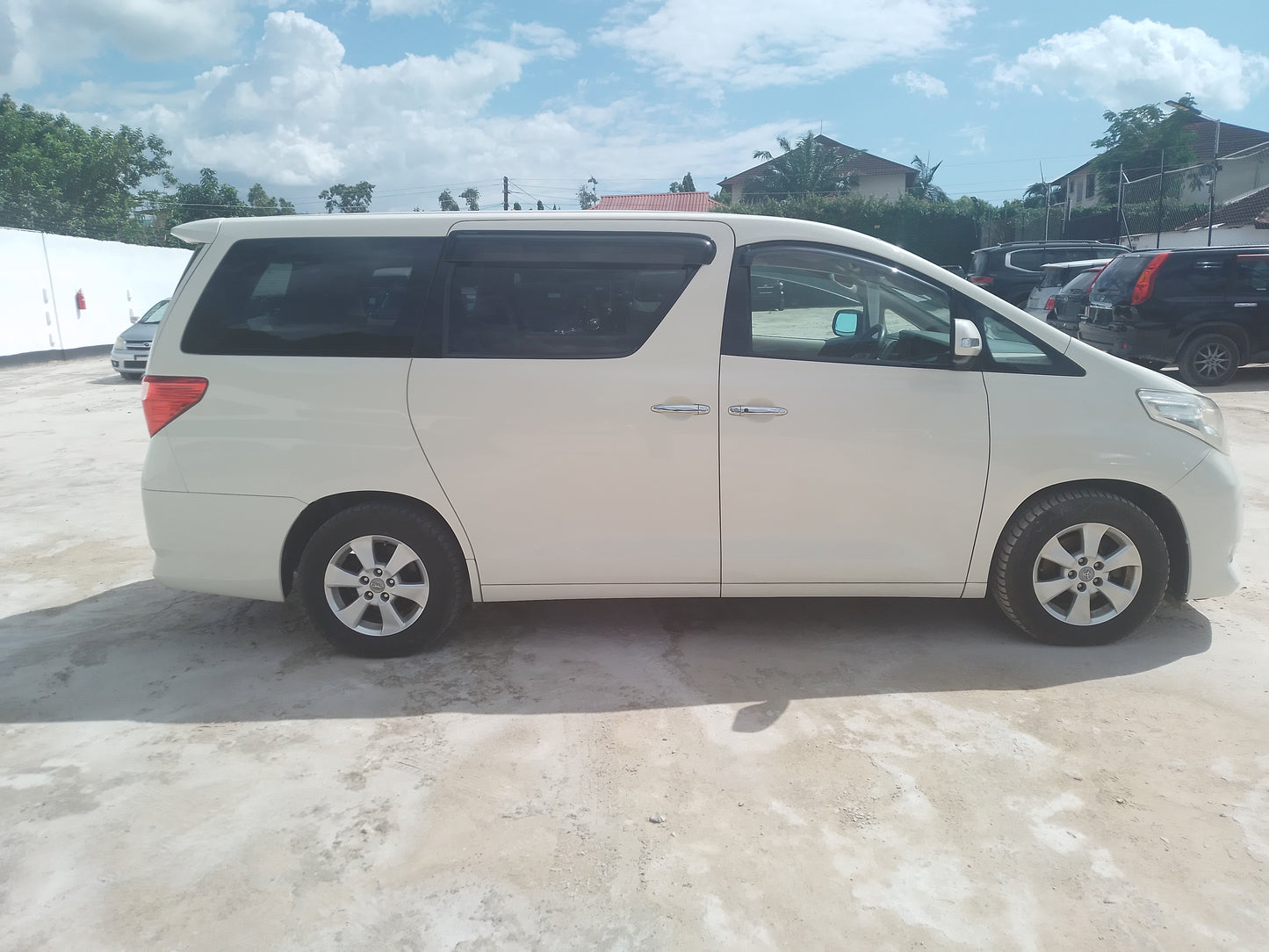 421. Toyota Alphard 240X 2011