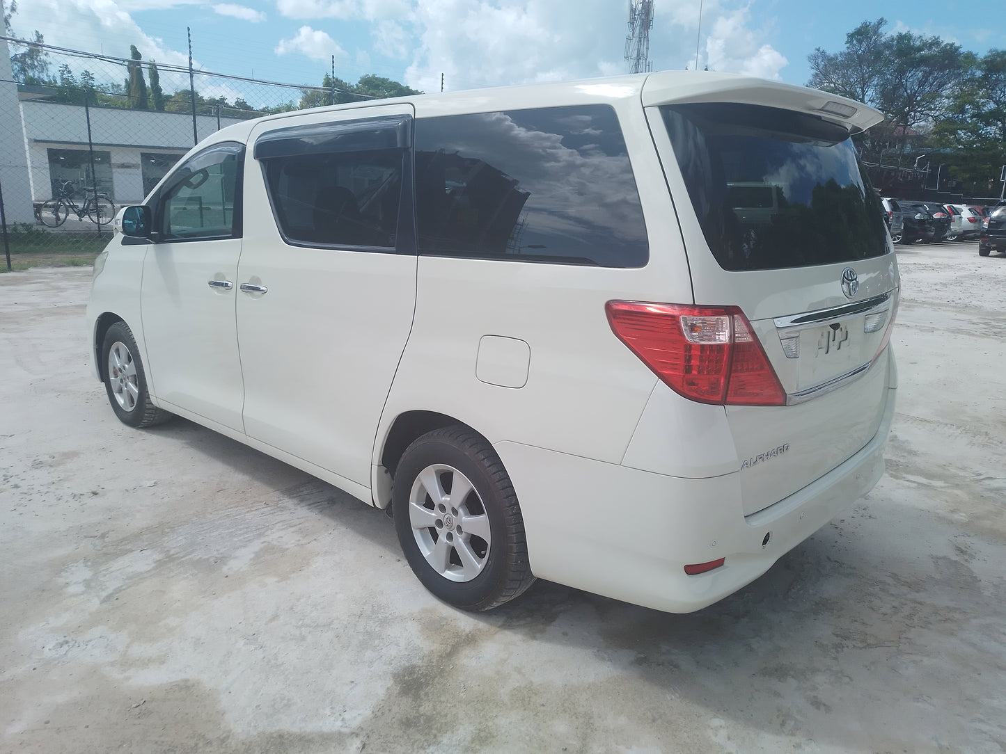 421. Toyota Alphard 240X 2011