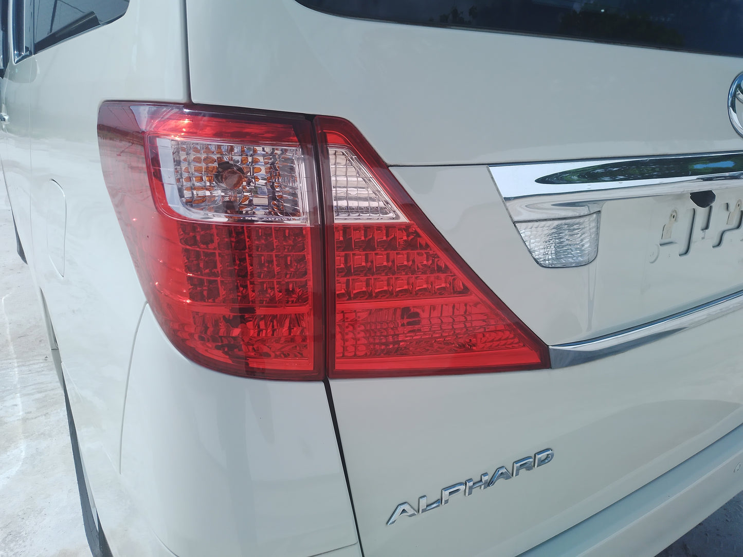 421. Toyota Alphard 240X 2011