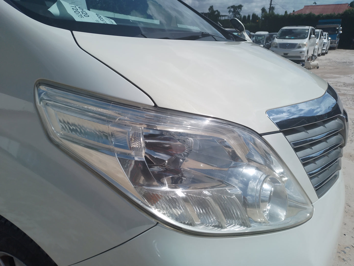 421. Toyota Alphard 240X 2011