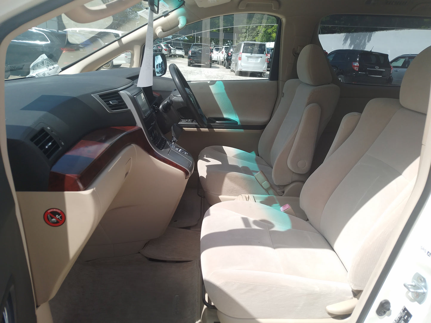 421. Toyota Alphard 240X 2011