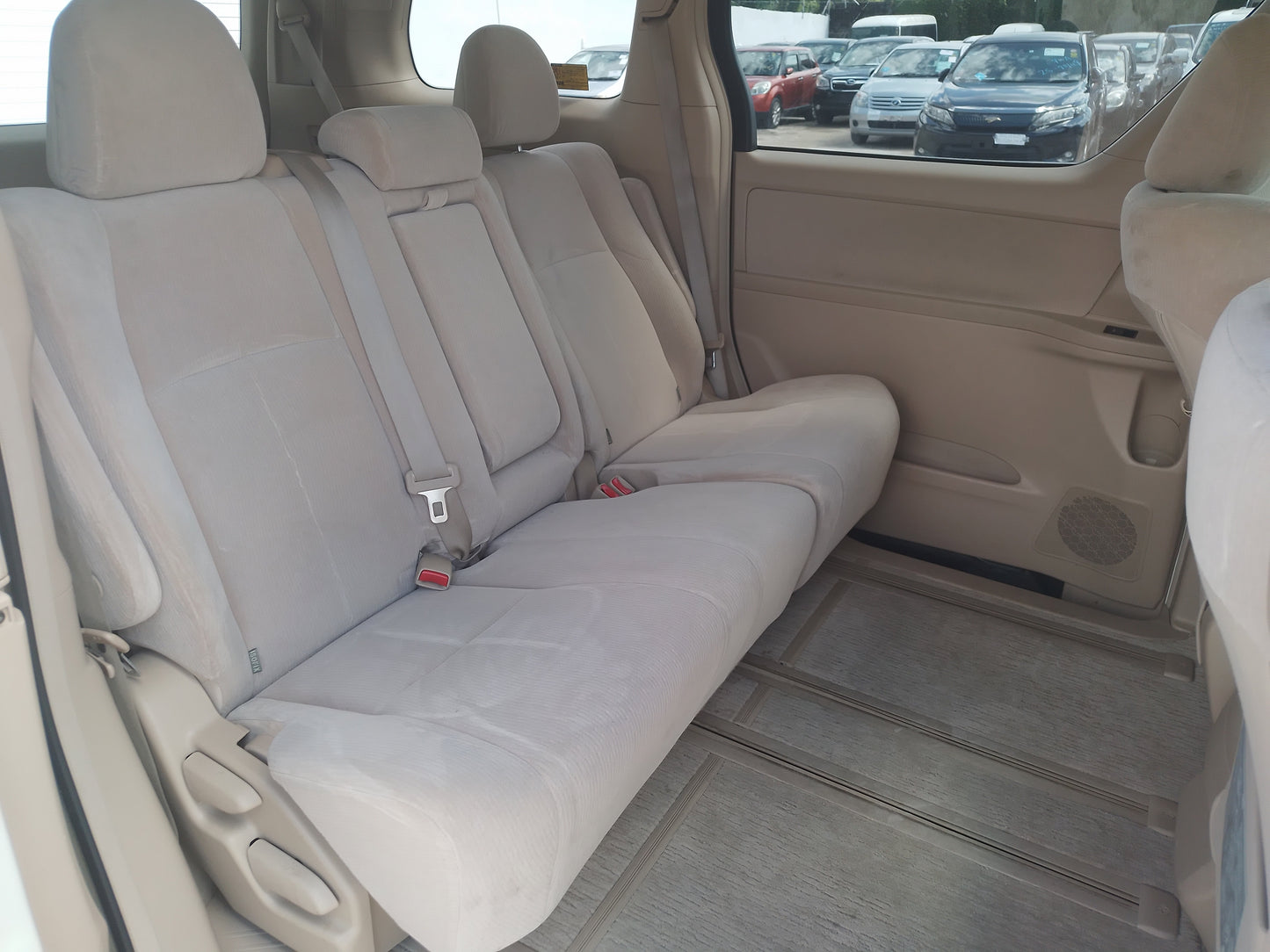 421. Toyota Alphard 240X 2011