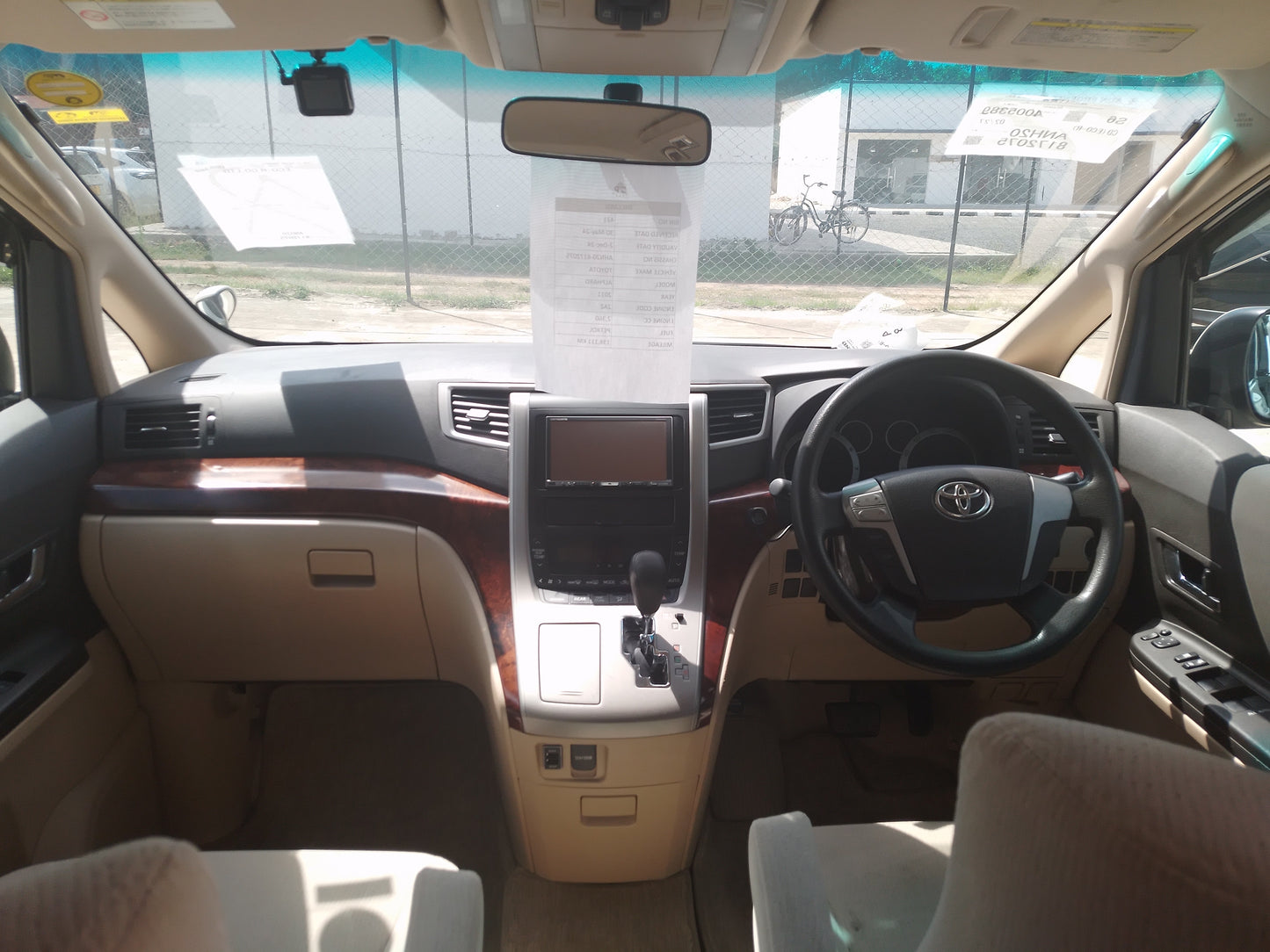 421. Toyota Alphard 240X 2011