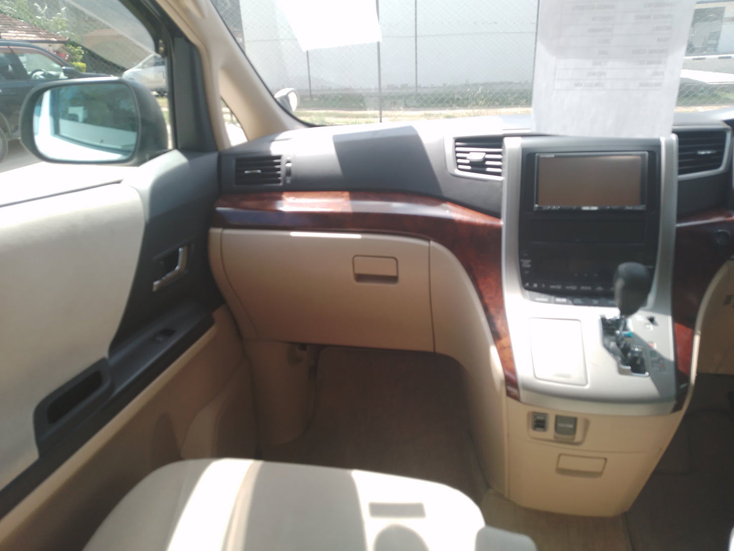 421. Toyota Alphard 240X 2011