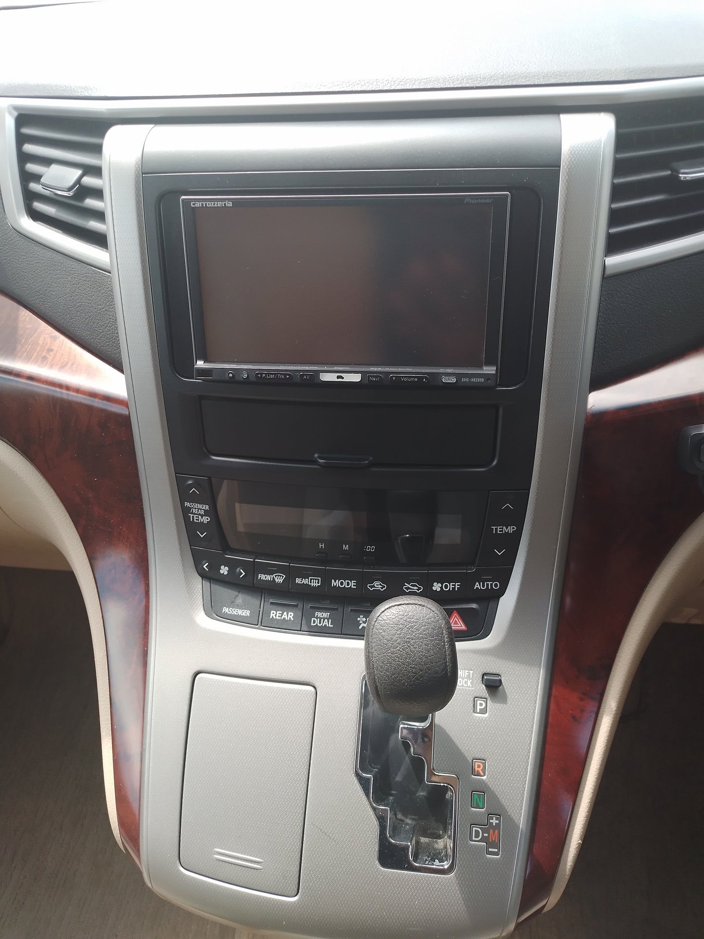 421. Toyota Alphard 240X 2011