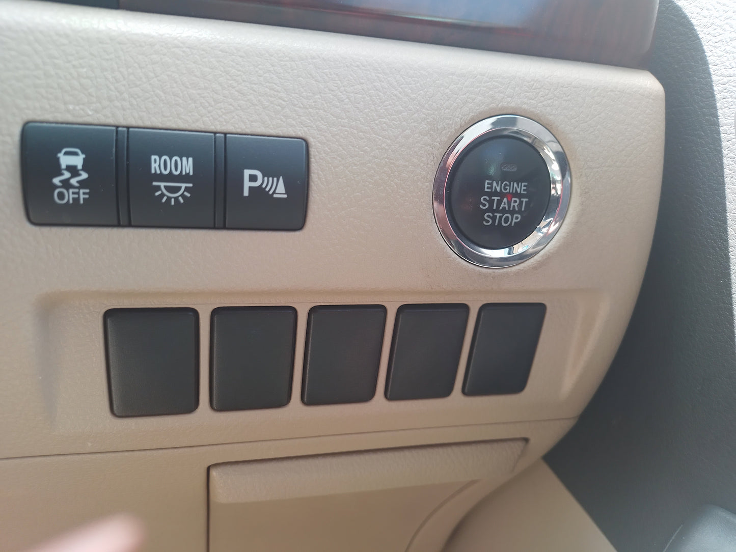 421. Toyota Alphard 240X 2011