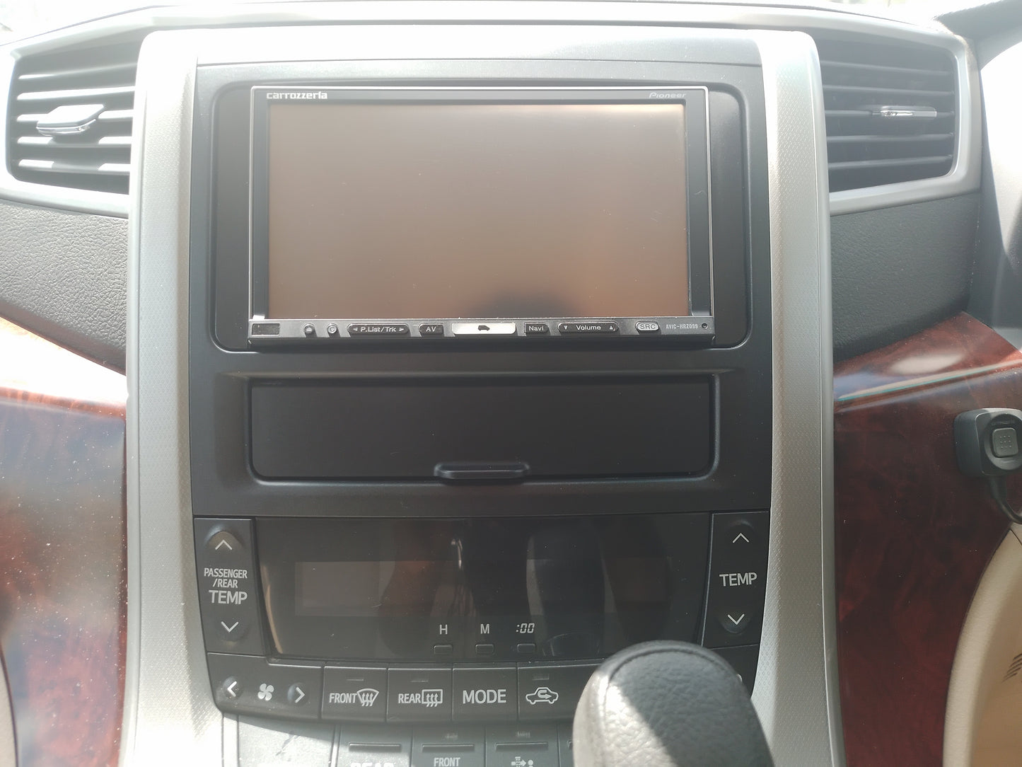 421. Toyota Alphard 240X 2011