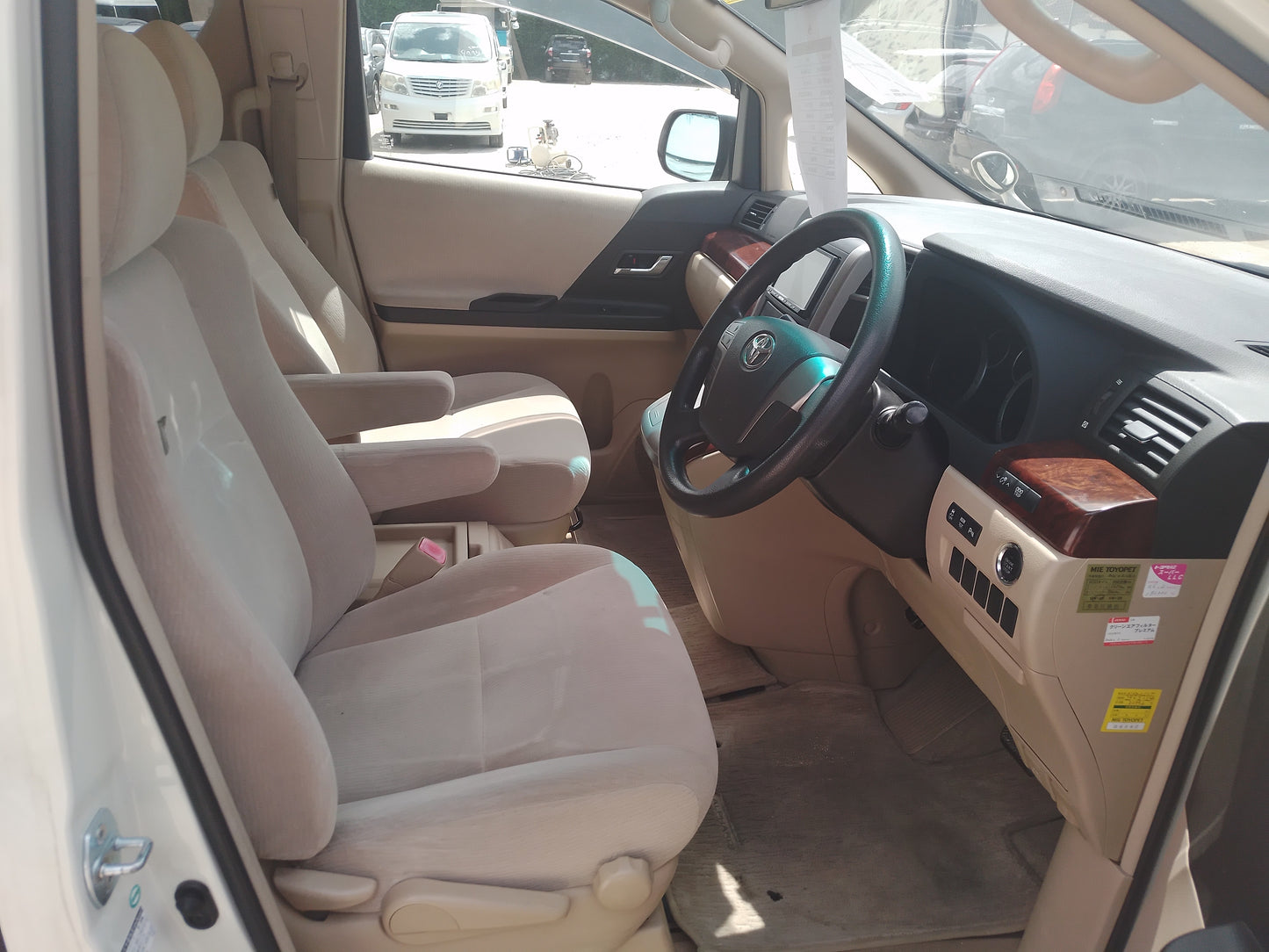 421. Toyota Alphard 240X 2011