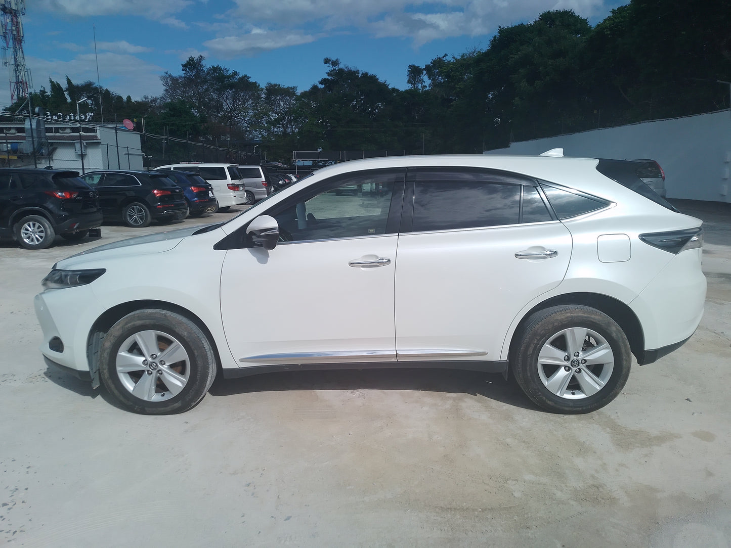 391. Toyota Harrier Elegance 2014