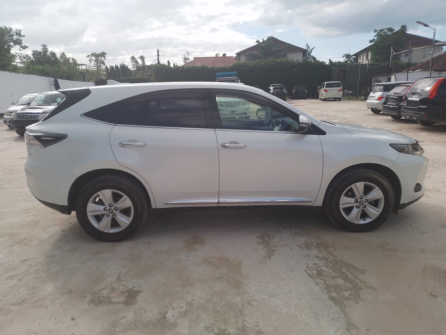 391. Toyota Harrier Elegance 2014