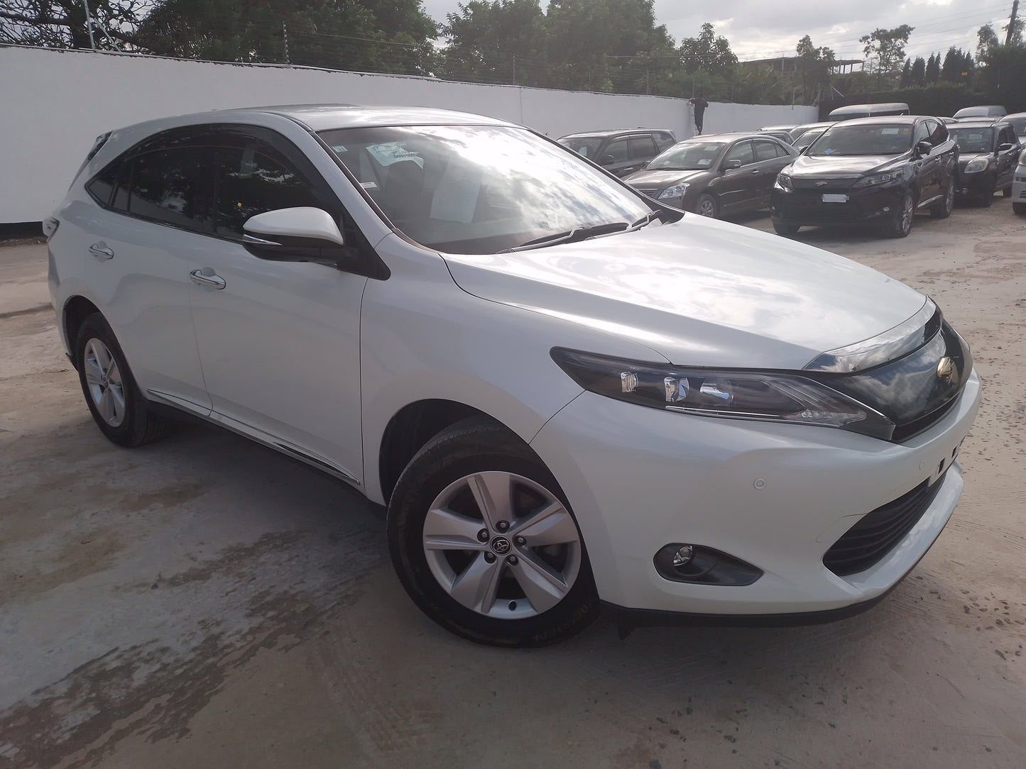 391. Toyota Harrier Elegance 2014