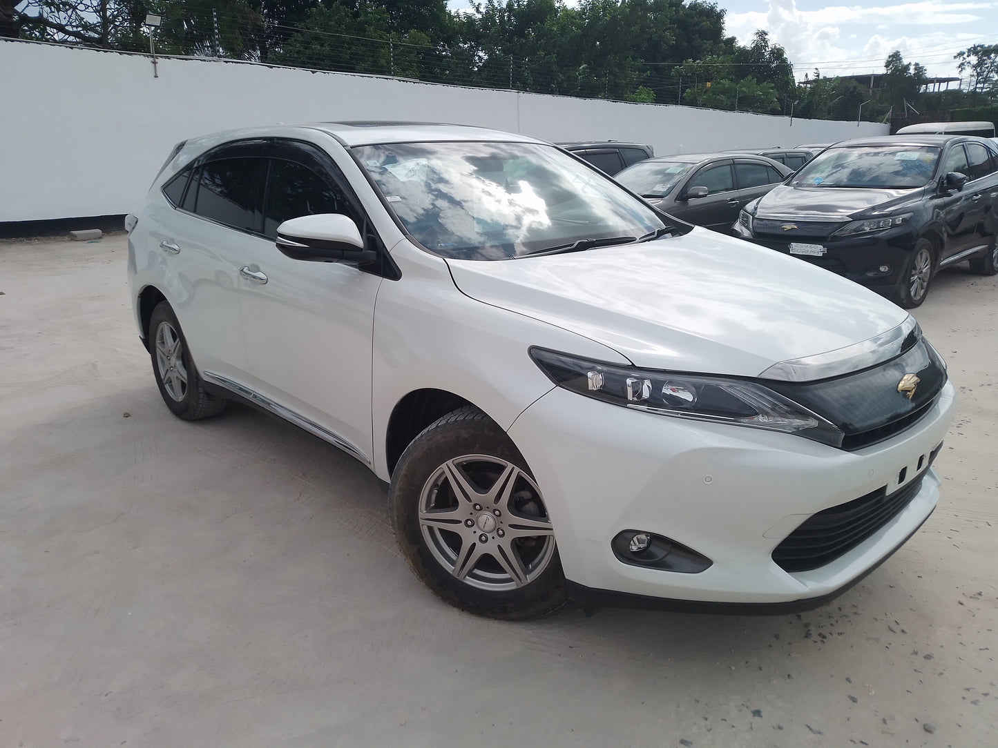392. Toyota Harrier Elegance 2014