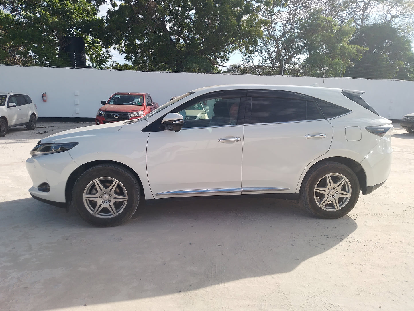 392. Toyota Harrier Elegance 2014