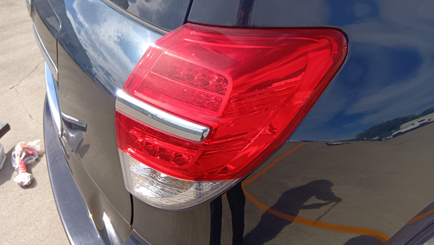 893. TOYOTA VANGUARD 240S 2011