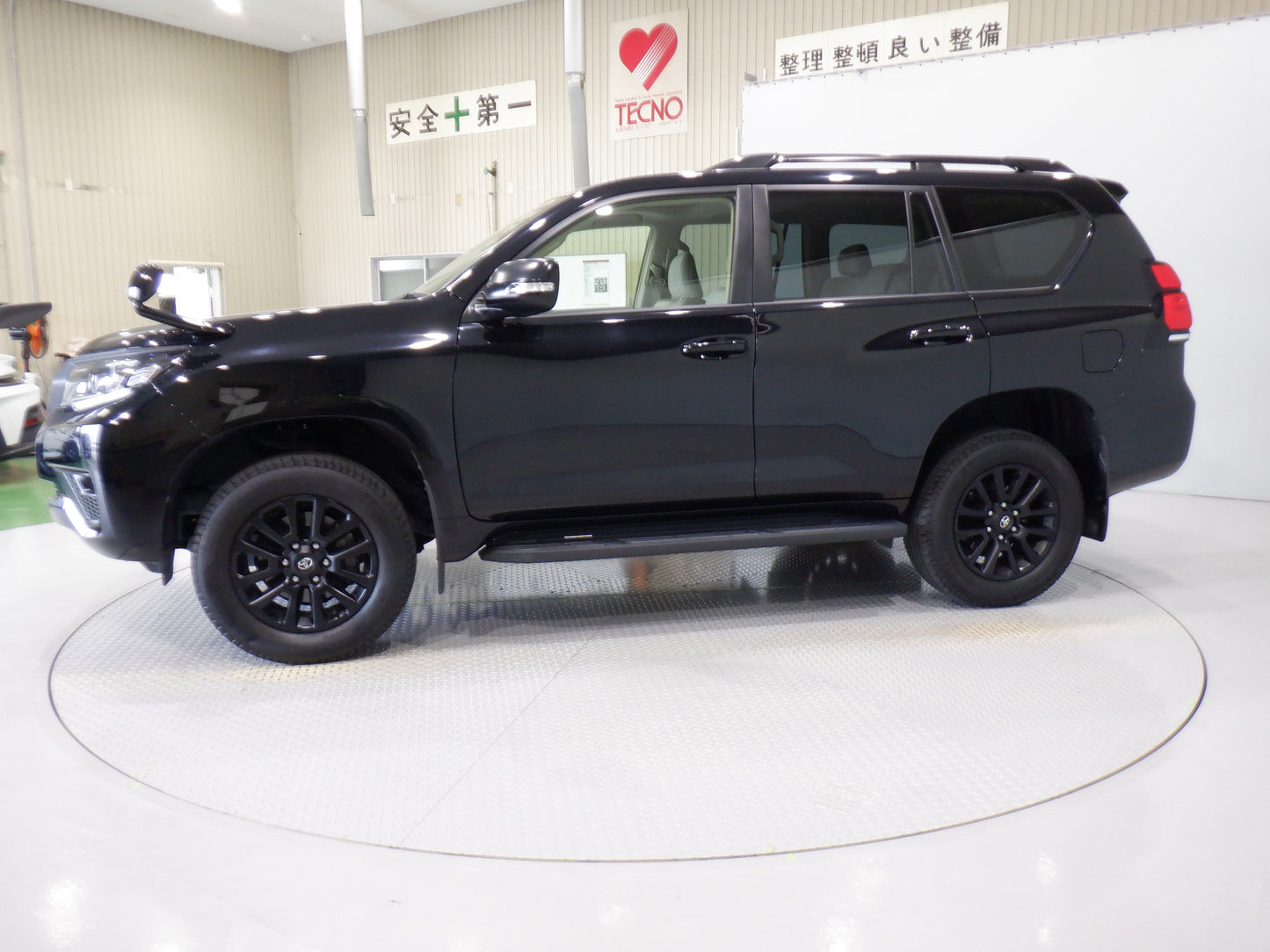 850 TOYOTA LAND CRUISER PRADO TX L PACKAGE MATTE BLACK EDITION 2022 / Milage: 34,500 Km