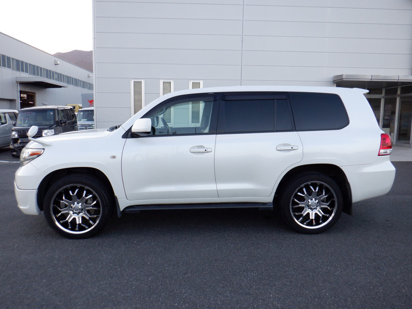 841 TOYOTA LAND CRUISER AX 2008 / Milage: 88,500Km