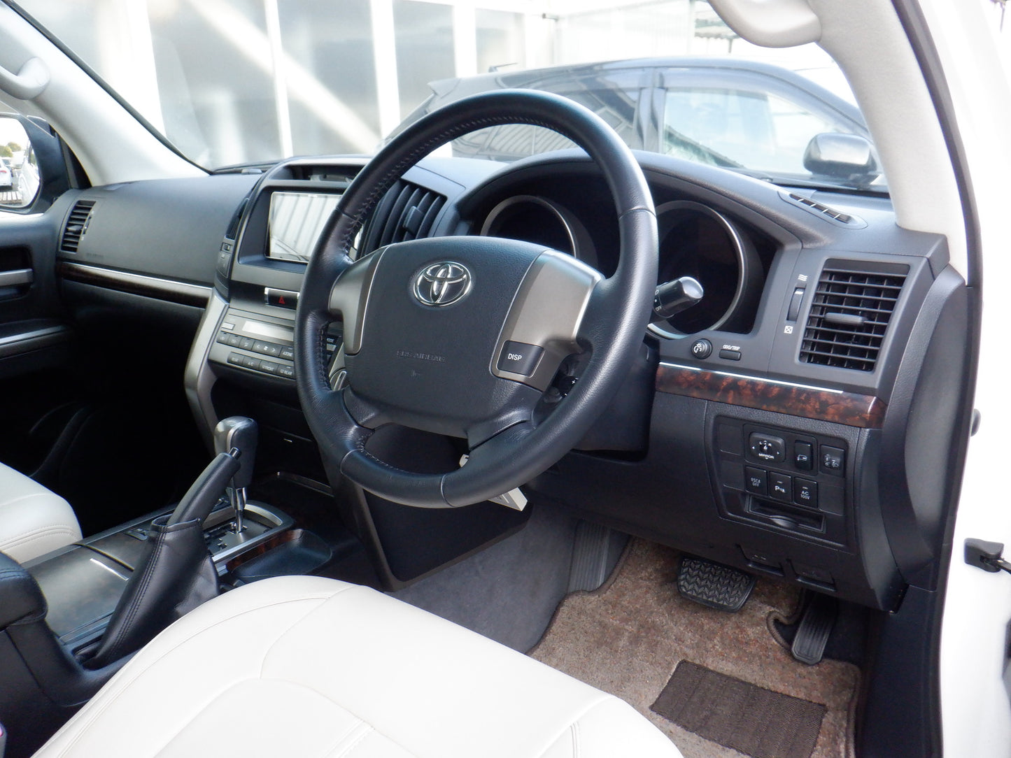 841 TOYOTA LAND CRUISER AX 2008 / Milage: 88,500Km