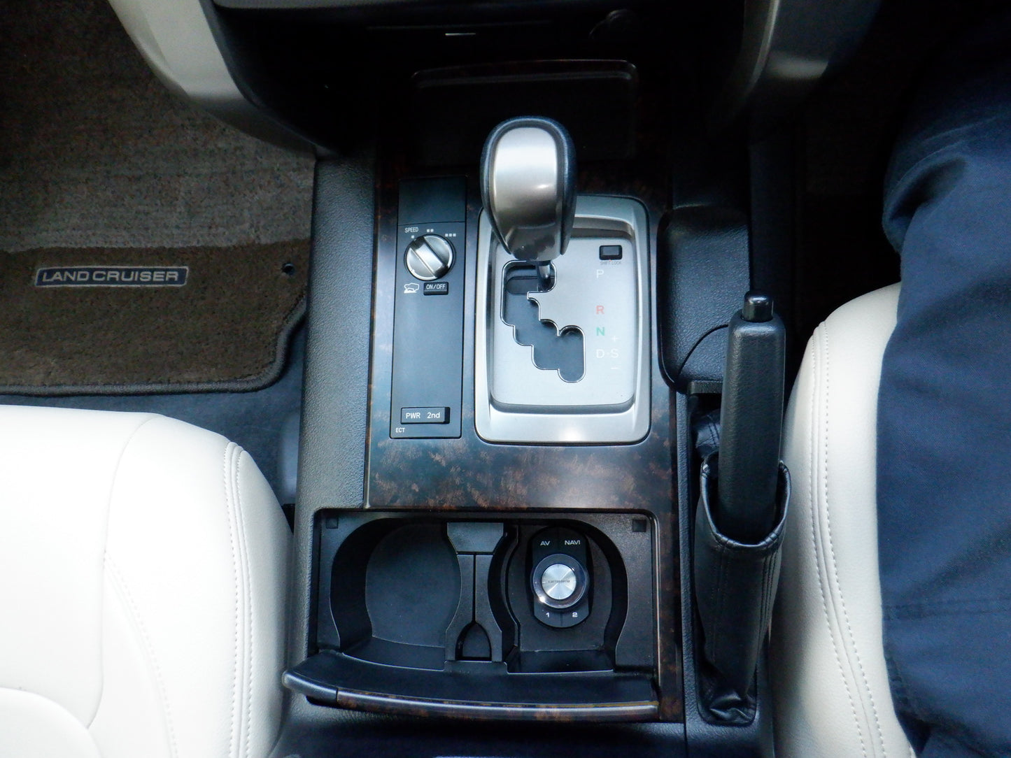 841 TOYOTA LAND CRUISER AX 2008 / Milage: 88,500Km