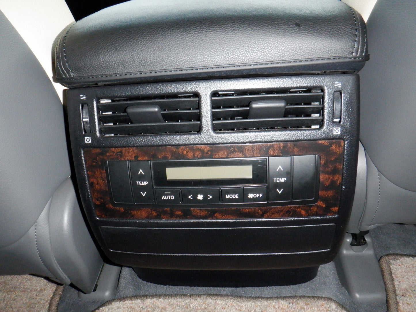 841 TOYOTA LAND CRUISER AX 2008 / Milage: 88,500Km