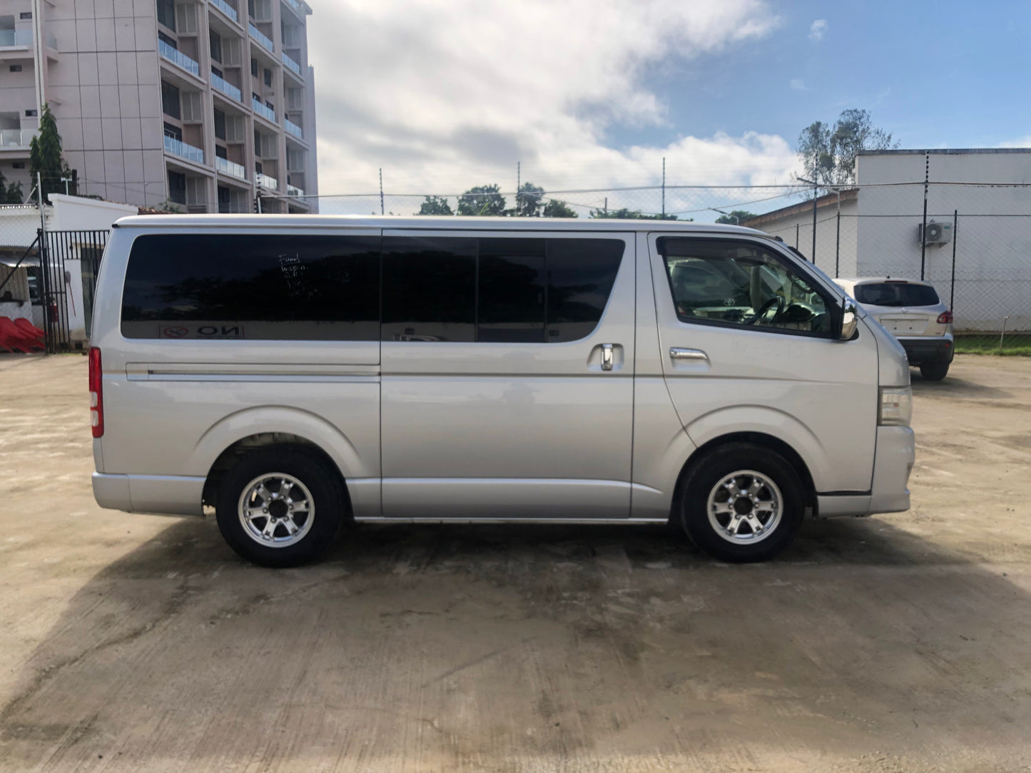 715 TOYOTA HIACE DX 2013