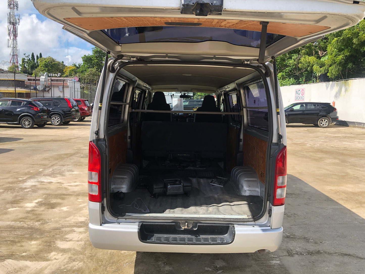 715 TOYOTA HIACE DX 2013