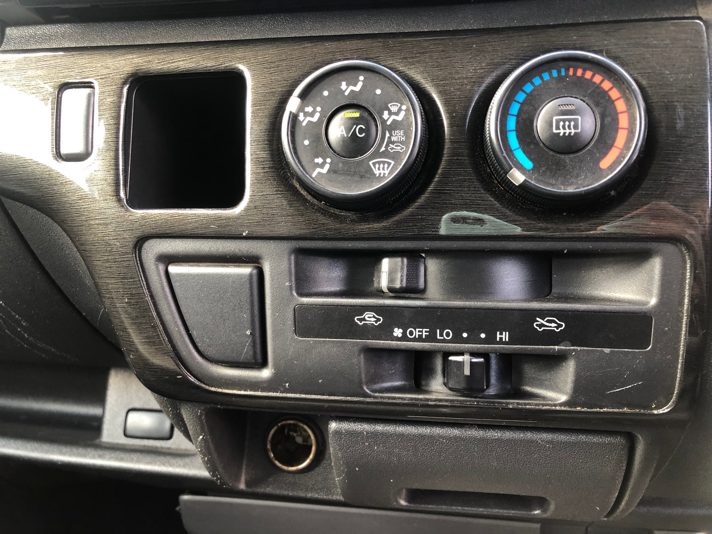 715 TOYOTA HIACE DX 2013