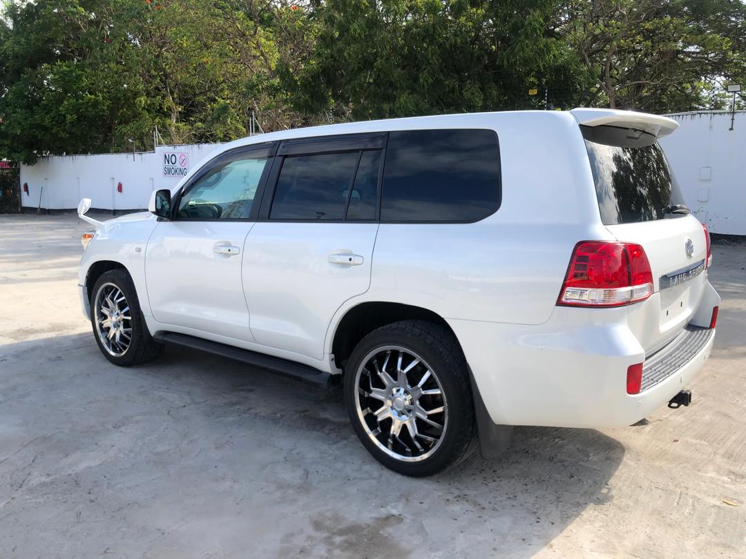 841 TOYOTA LAND CRUISER AX 2008