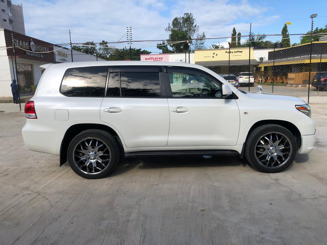 841 TOYOTA LAND CRUISER AX 2008