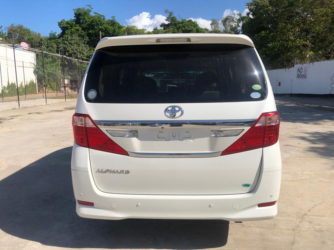 820. Toyota Alphard 240X 2012