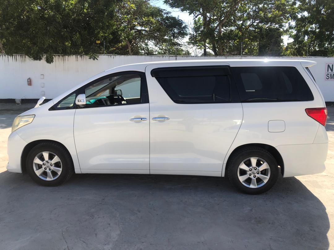 820. Toyota Alphard 240X 2012
