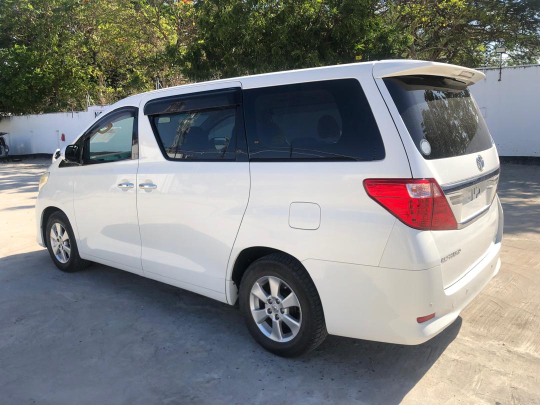 820. Toyota Alphard 240X 2012