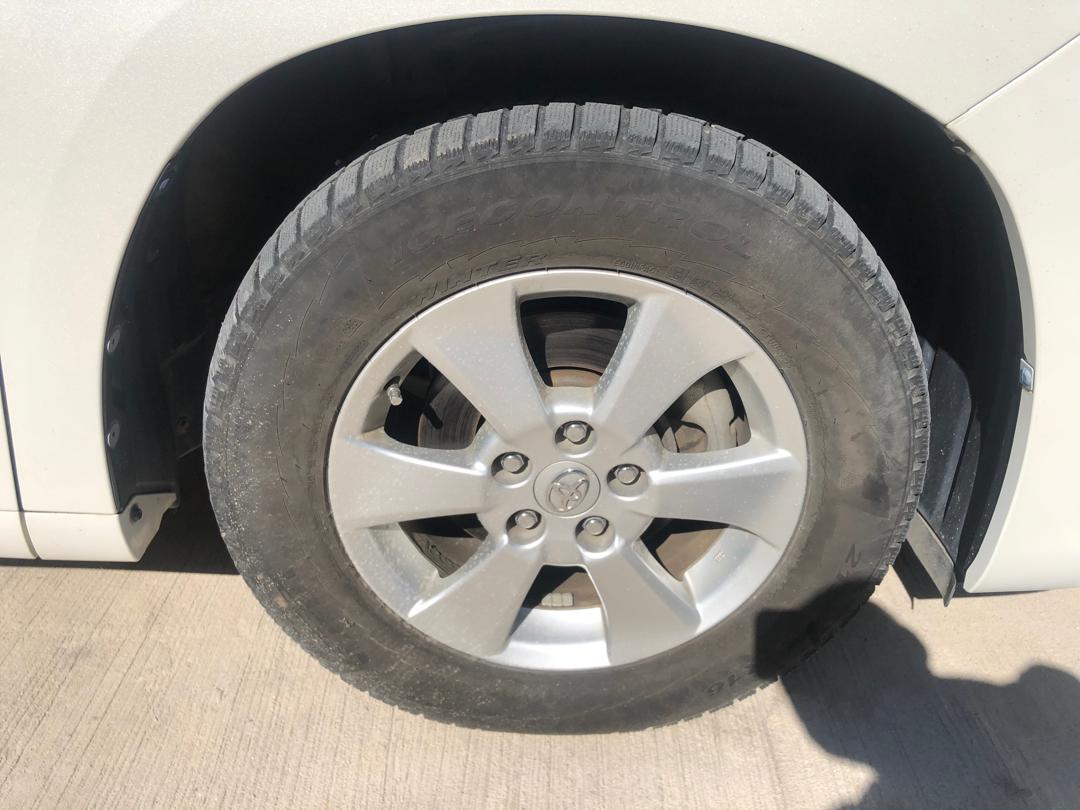 820. Toyota Alphard 240X 2012