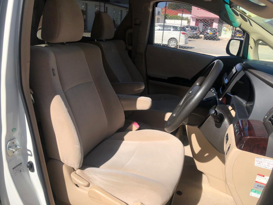 820. Toyota Alphard 240X 2012