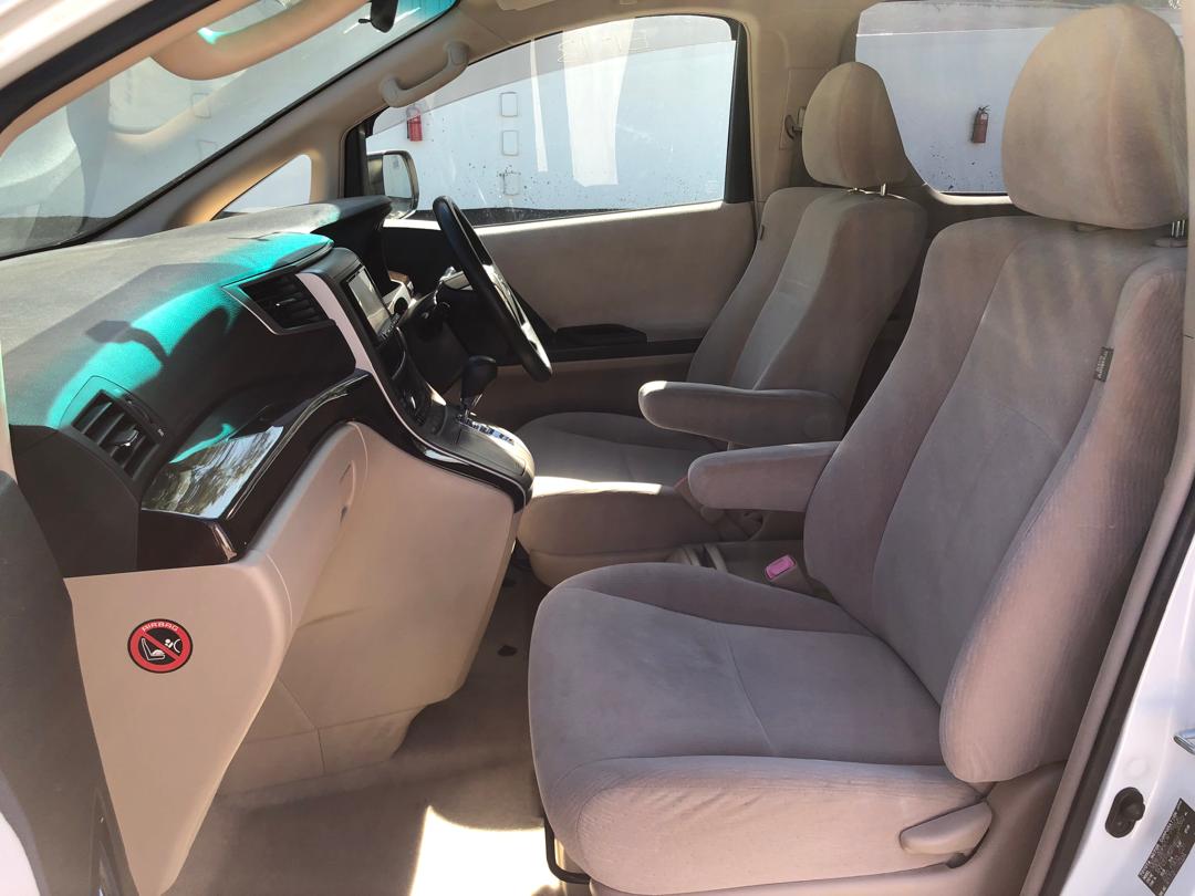 820. Toyota Alphard 240X 2012
