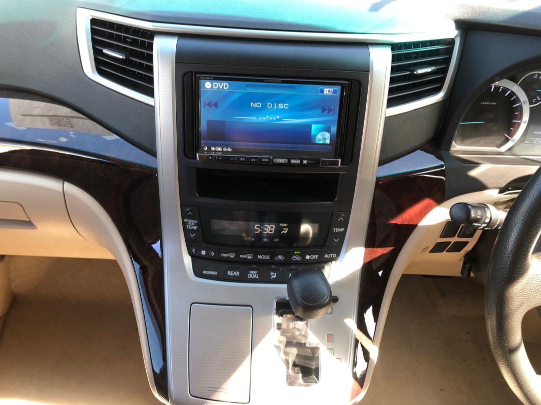 820. Toyota Alphard 240X 2012