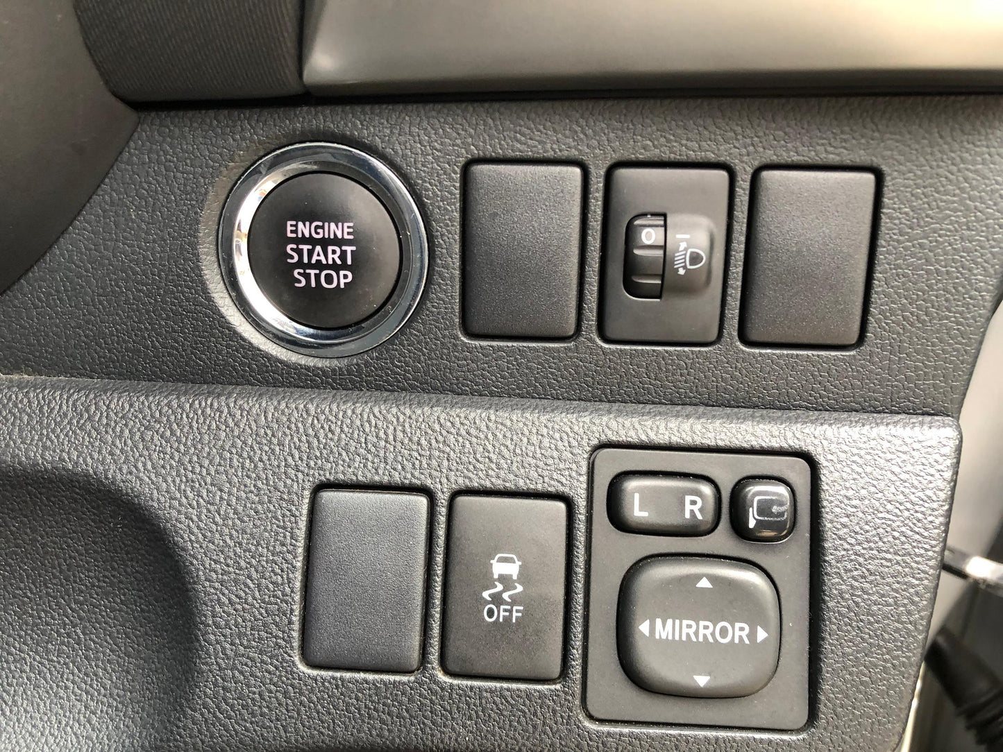 1032 TOYOTA RACTIS G 2012
