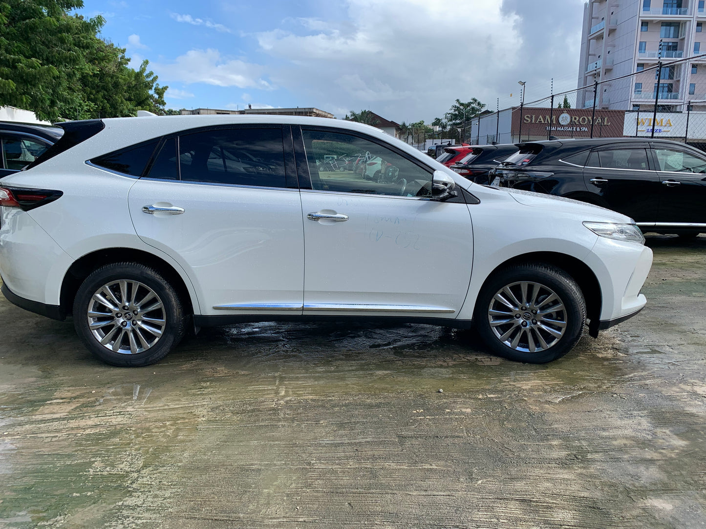 740. Toyota Harrier Premium 2019