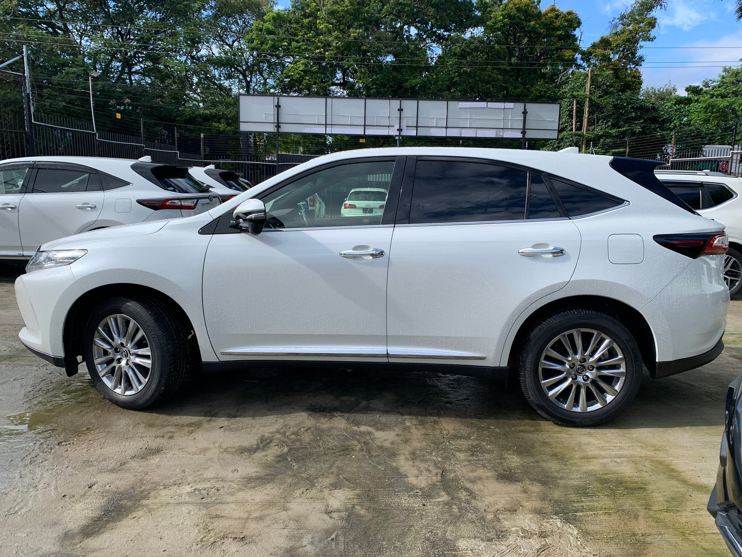 740. Toyota Harrier Premium 2019