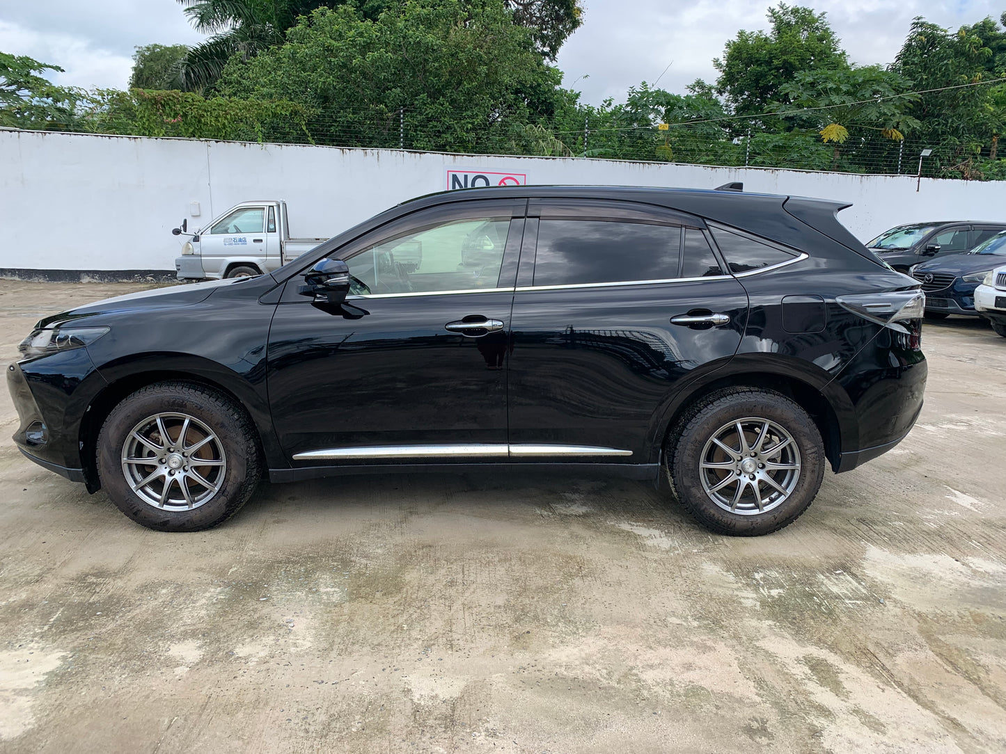 714. Toyota Harrier Premium 2014
