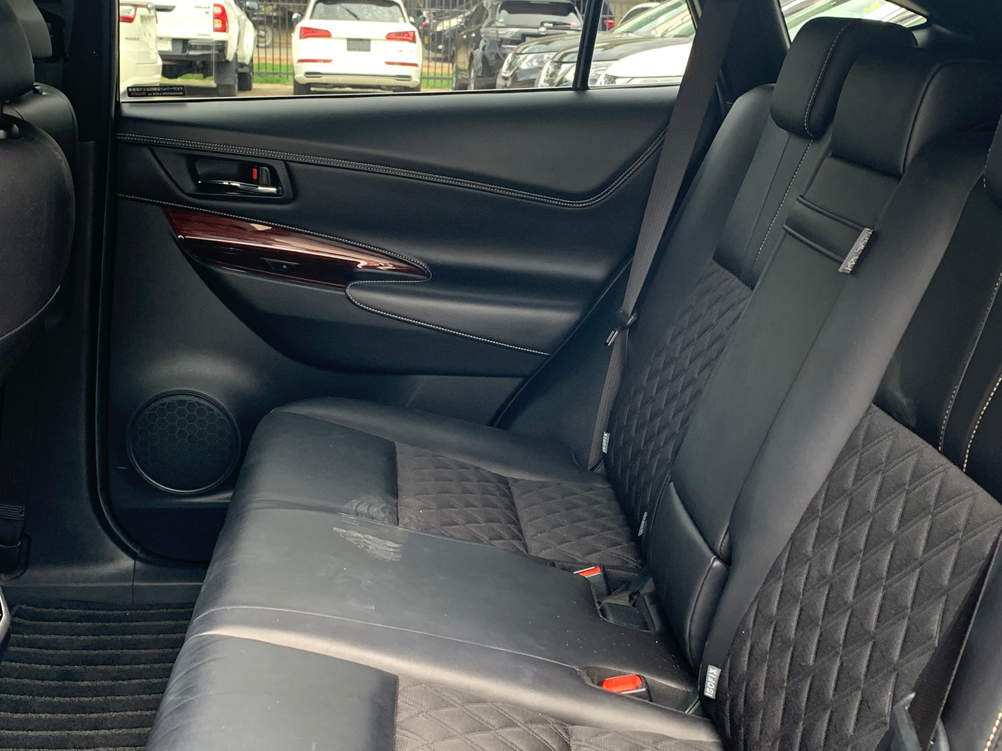 739. Toyota Harrier Premium 2015