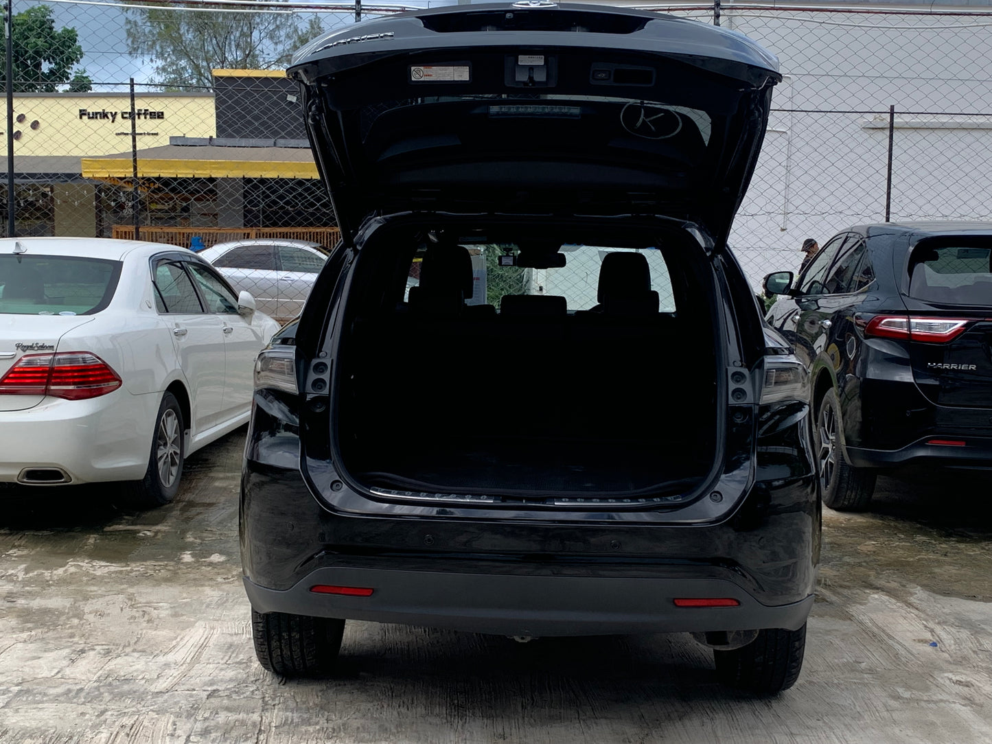 739. Toyota Harrier Premium 2015