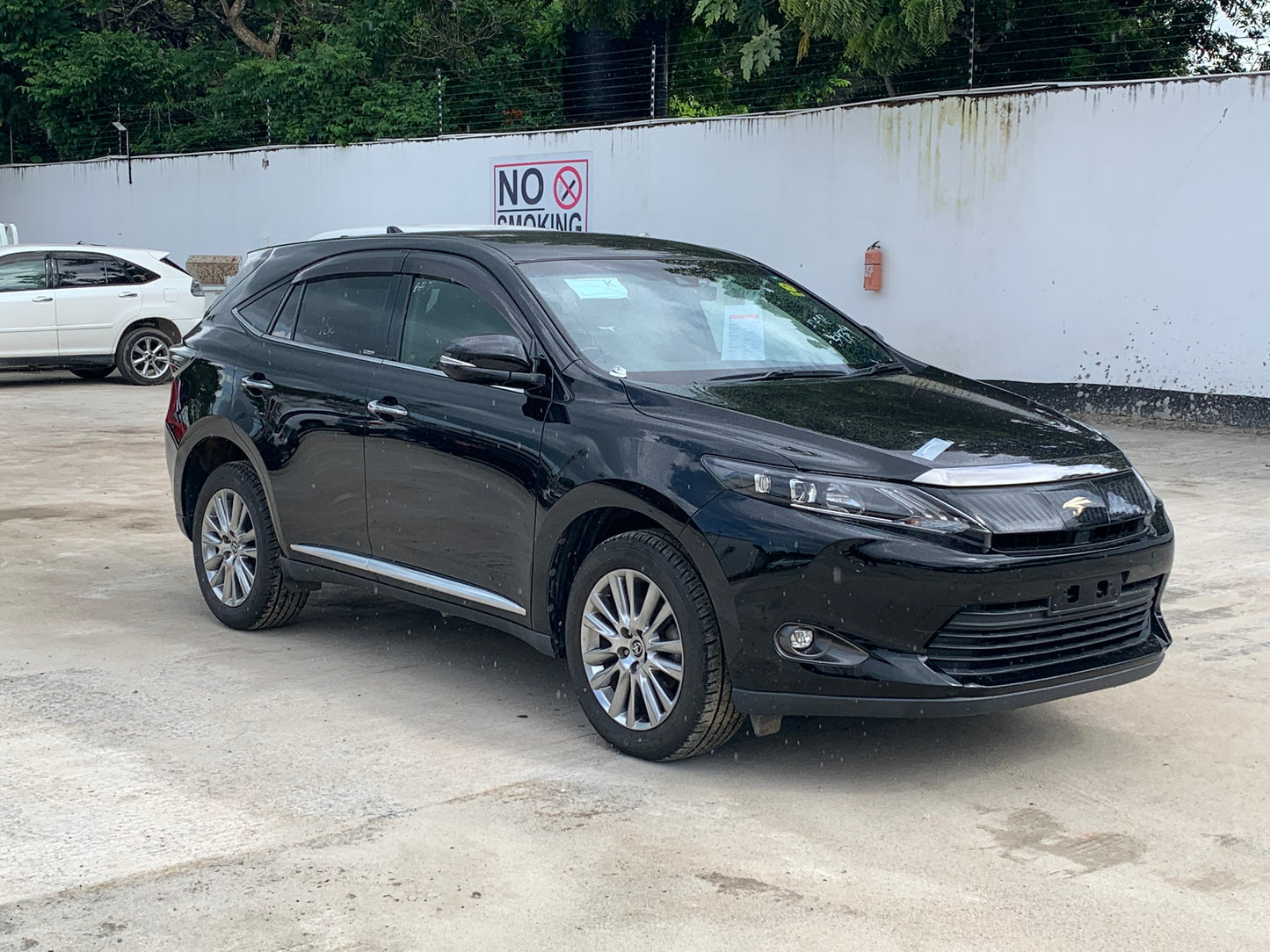 739. Toyota Harrier Premium 2015