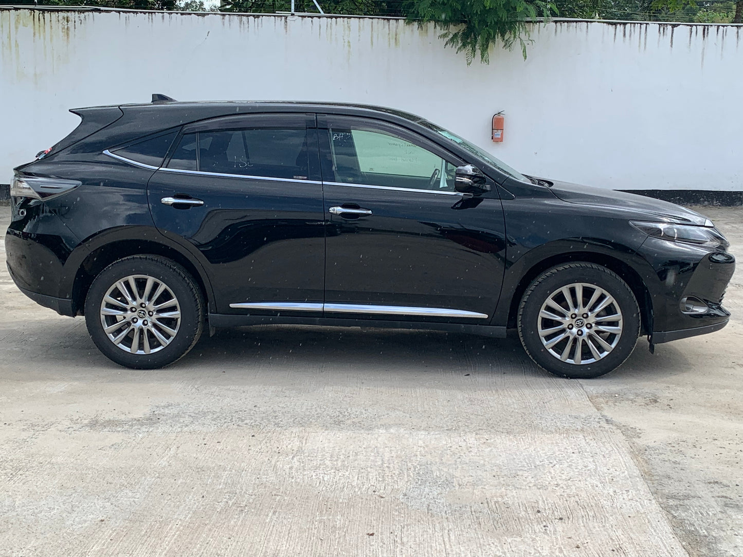 739. Toyota Harrier Premium 2015