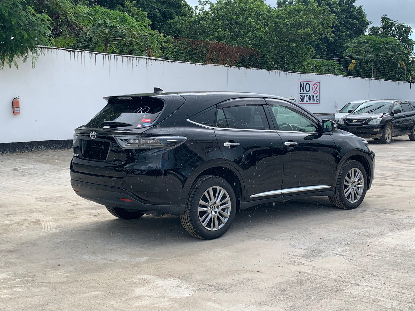 739. Toyota Harrier Premium 2015