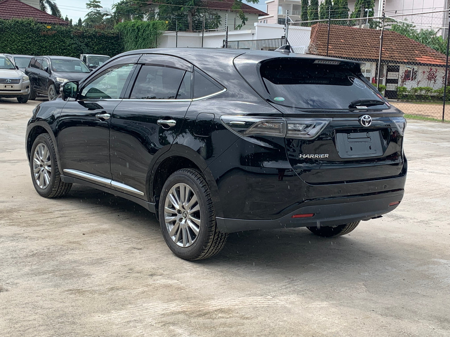 739. Toyota Harrier Premium 2015