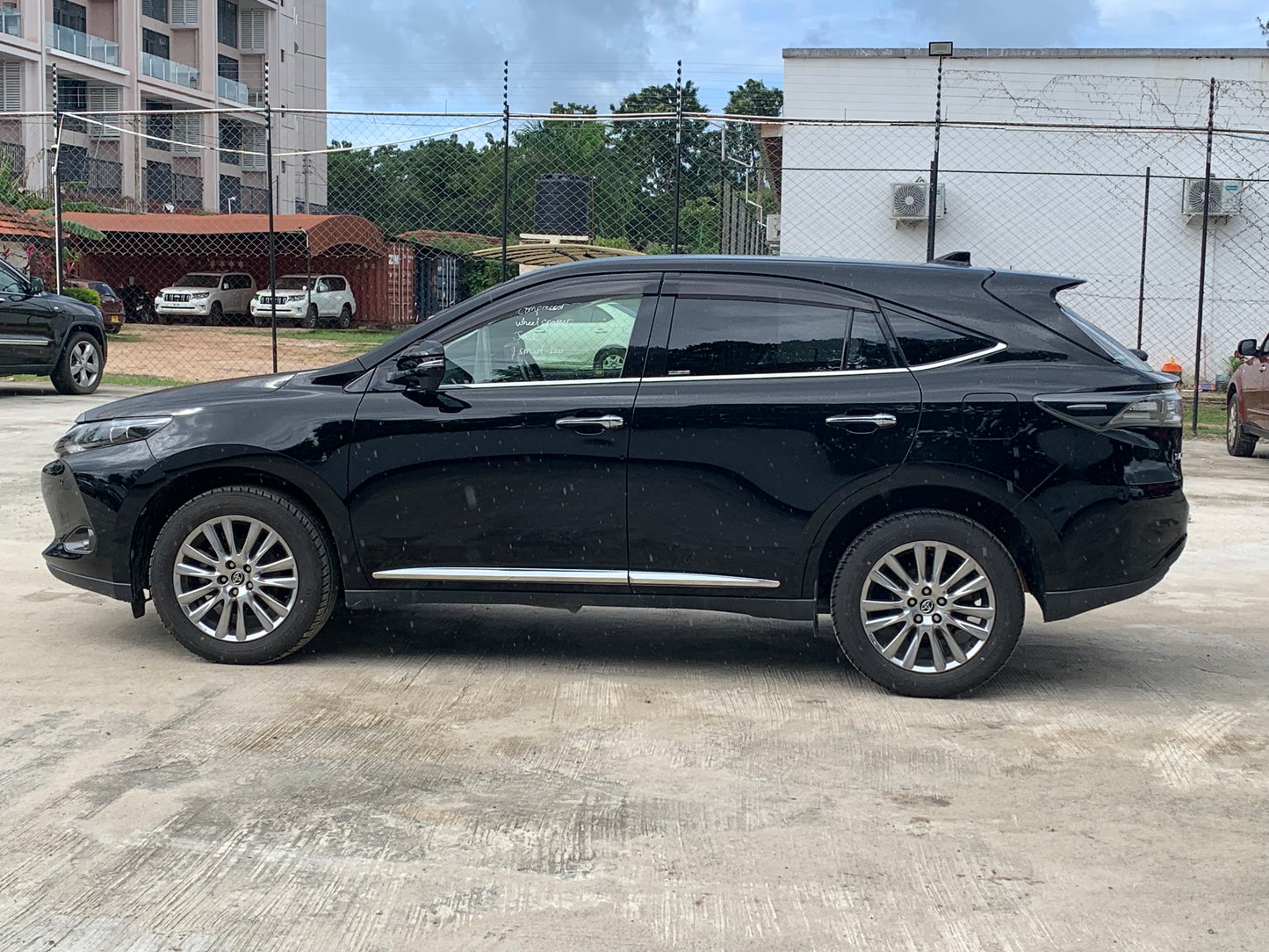 739. Toyota Harrier Premium 2015