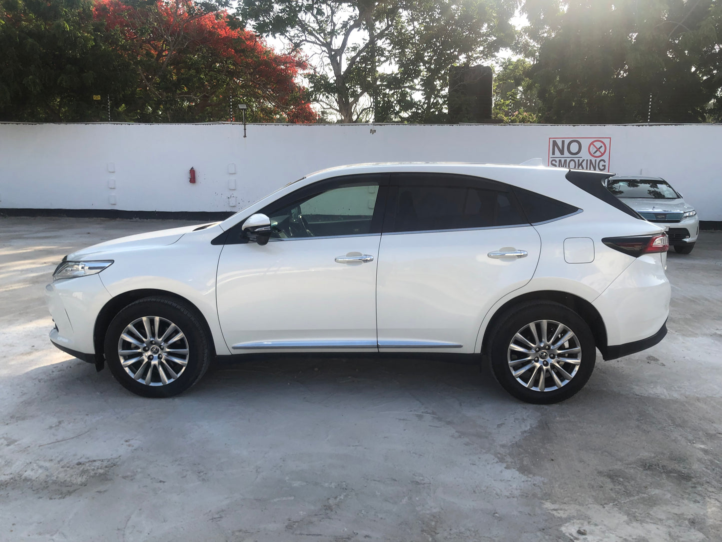 676 Toyota Harrier PREMIUM 2018