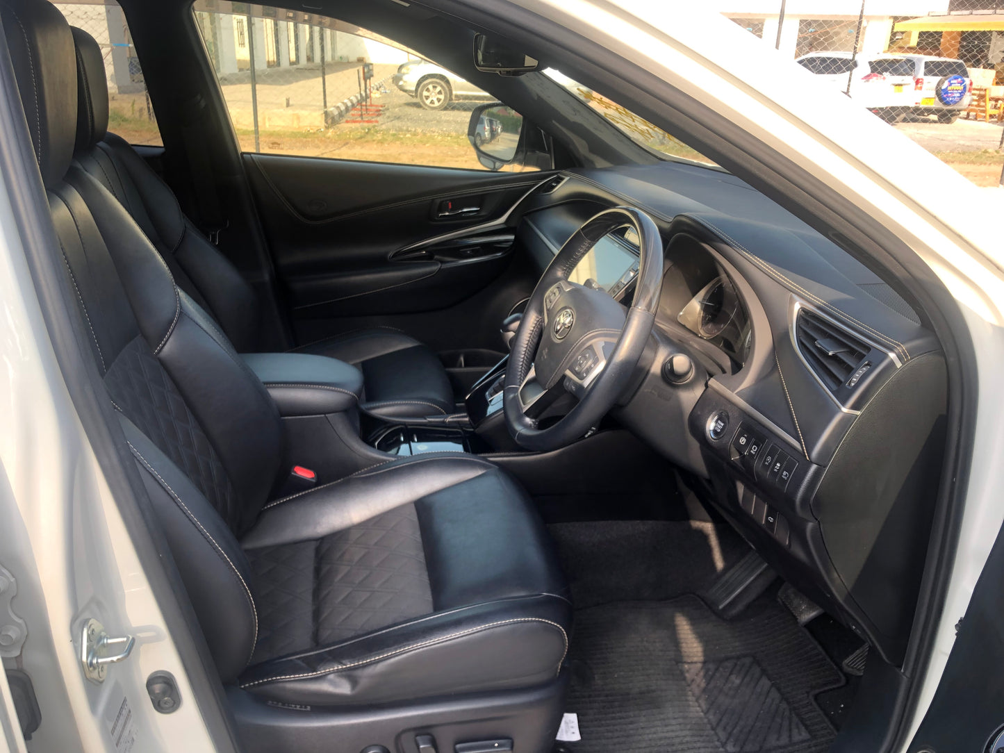 676 Toyota Harrier PREMIUM 2018